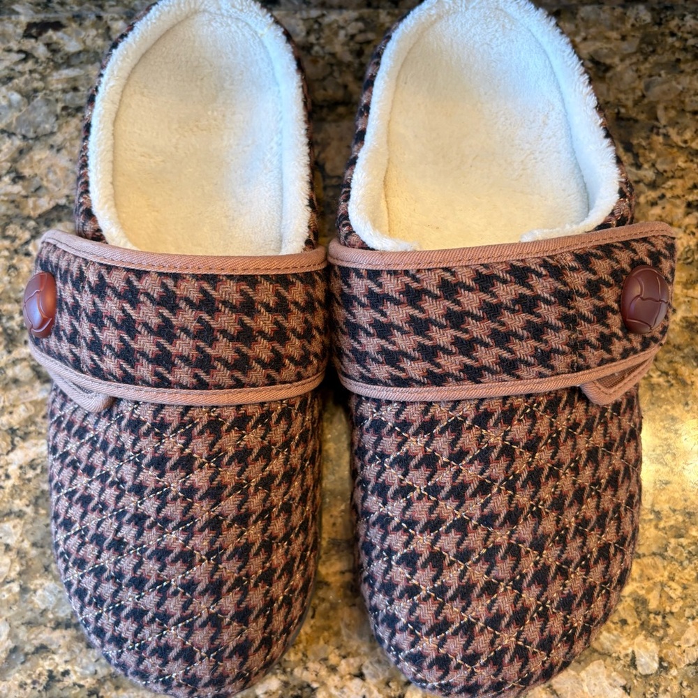 Vionic slippers - image 1